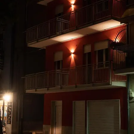 Dimora Rossa ベッド・アンド・ブレックファスト 3*